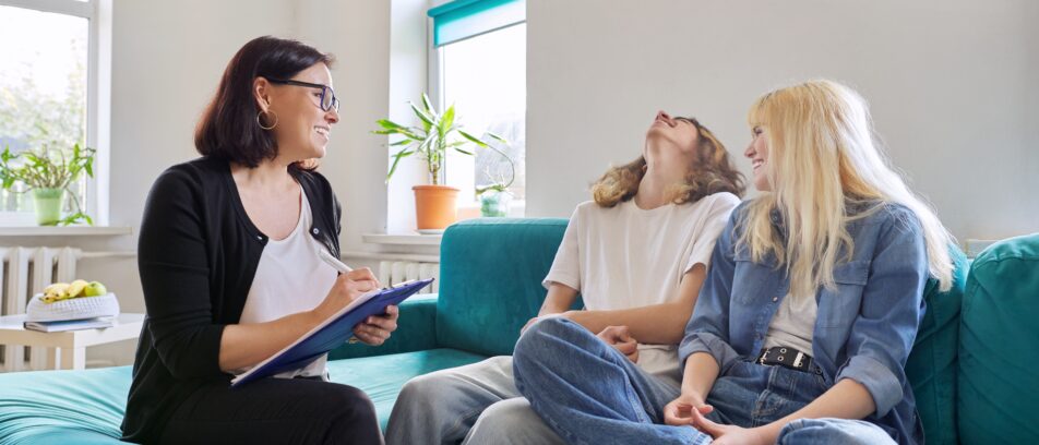 Travailleuse sociale professionnelle, enseignante, conseillère, psychologue parlant avec des adolescents