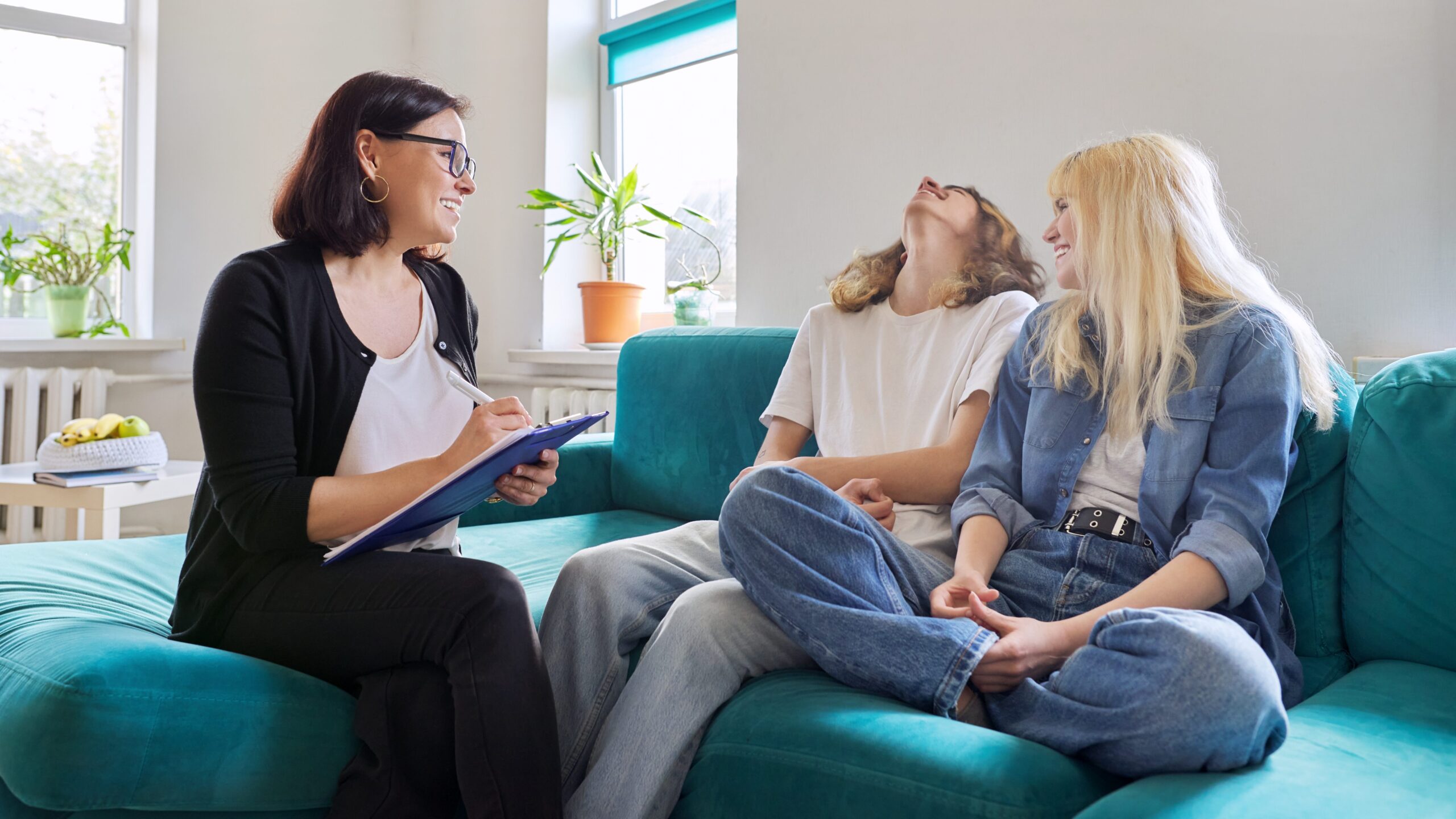 Travailleuse sociale professionnelle, enseignante, conseillère, psychologue parlant avec des adolescents